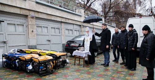 Патріарх Філарет передав на фронт електрогенератори та бензопили для потреб українських воїнів(ФОТО)